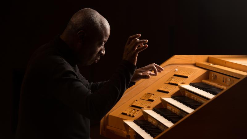 wayne marshall hands dancing on keyboard